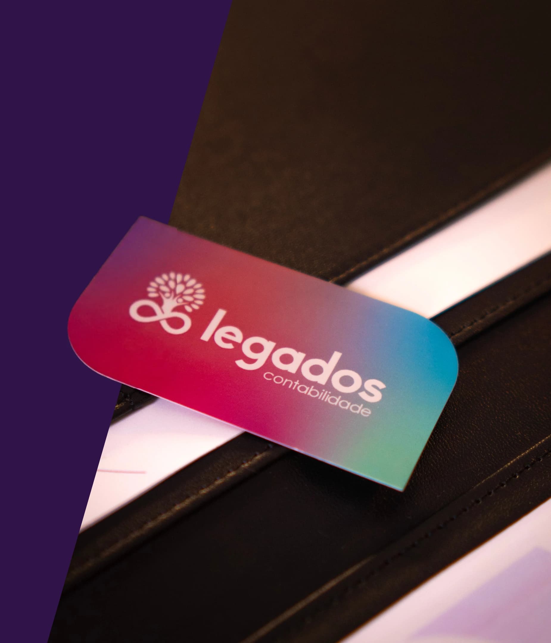 Cartão de contato da Legados Contabilidade em um gradiente roxo-rosa